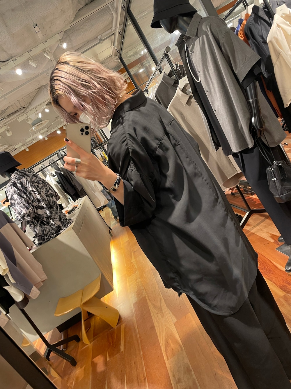 「Lui's、シャツスタイル、シャツコーデ、黒シャツ、シンプル、シンプルコーデ」｜「Lui'sのキュプラ混ハイツイスト5分袖無双シャツ（シャツ/ブラウス、ブラック系）」を使った、mi-さん（レディース・156cm）の夏コーディネートの3枚目の写真