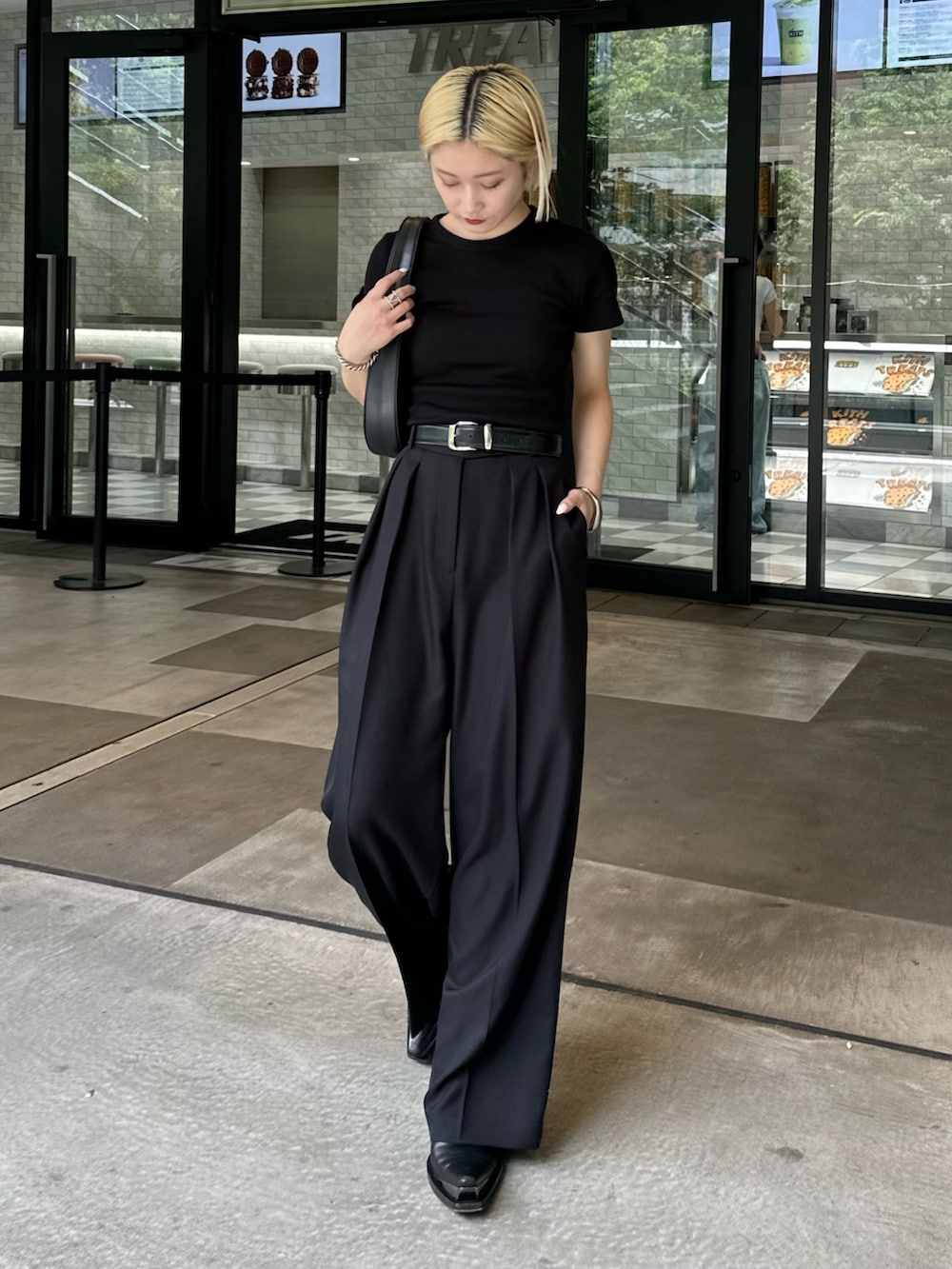 「Lui's、ベルト、レザーベルト、スラックス、スラックスパンツ、スラックスコーデ、ワイドパンツ、モノトーンコーデ、モノトーンスタイル、ブラックコーデ、オールブラックコーデ、メンズライクコーデ、メンズライク女子、モードストリート、モードカジュアル」｜「Lui'sのオリジナルバックルレザーベルト（ベルト、ブラック系）」を使った、mi-さん（レディース・156cm）の夏コーディネートの5枚目の写真