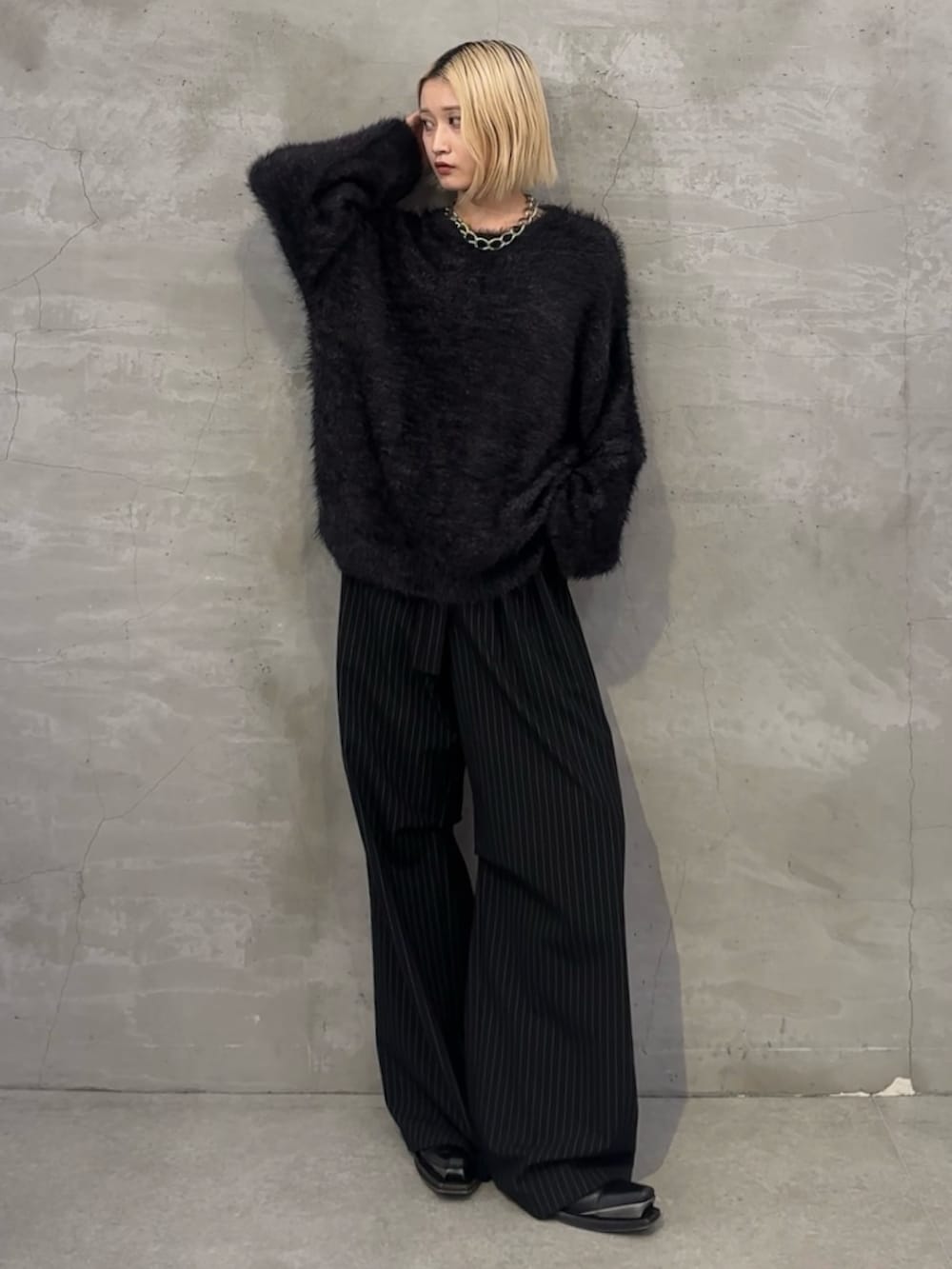 ブラック系のニット/セーター、ブラック系のその他パンツ、シルバー系のネックレスを着用したレディースの秋コーディネートの2枚目の写真