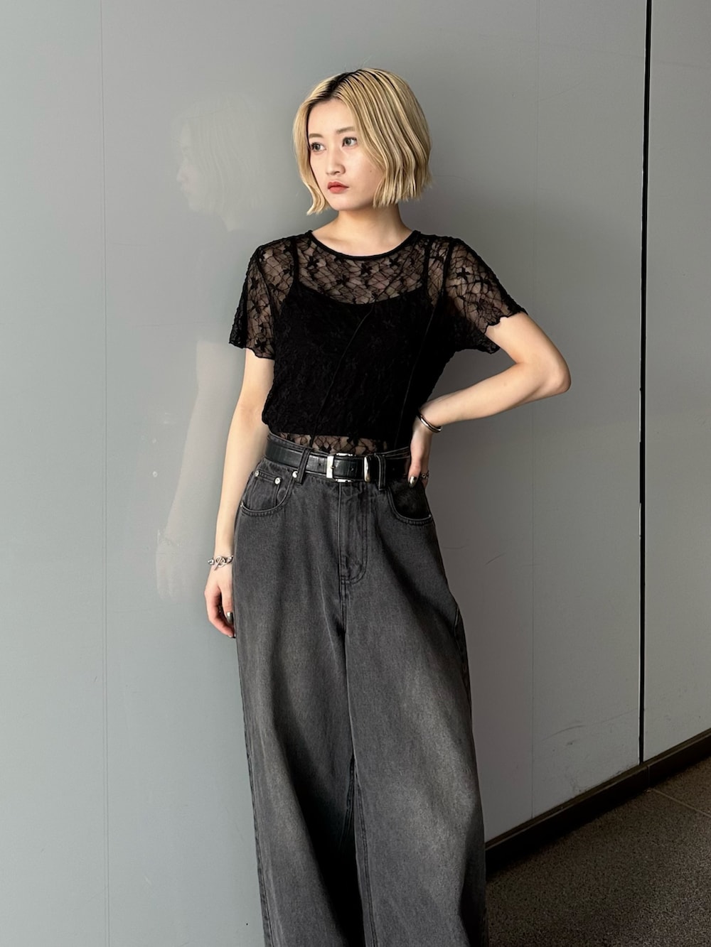 「Lui's、ルイス(Lui's)、デニムパンツ、デニムコーデ、ワイドデニム、ワイドパンツ、シアートップス、シアー、モノトーンコーデ、モノトーンスタイル、ブラックコーデ、モードストリート、モードカジュアル、モードスタイル、モードコーデ」｜「Lui'sのメローデザイントップス（Tシャツ/カットソー、ブラック系）」を使った、mi-さん（レディース・156cm）の春コーディネートの4枚目の写真