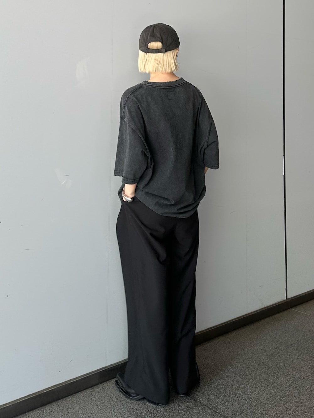 ブラック系のTシャツ/カットソー、ブラック系のスラックスを着用したレディースの春コーディネートの3枚目の写真