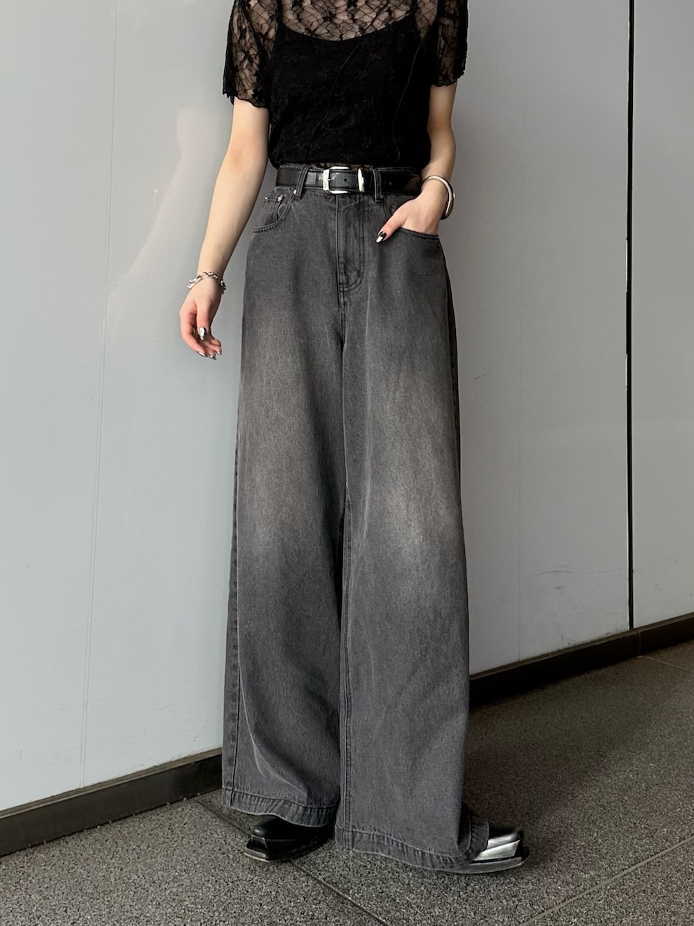 「Lui's、ルイス(Lui's)、デニムパンツ、デニムコーデ、ワイドデニム、ワイドパンツ、シアートップス、シアー、モノトーンコーデ、モノトーンスタイル、ブラックコーデ、モードストリート、モードカジュアル、モードスタイル、モードコーデ」｜「Lui'sのメローデザイントップス（Tシャツ/カットソー、ブラック系）」を使った、mi-さん（レディース・156cm）の春コーディネートの6枚目の写真