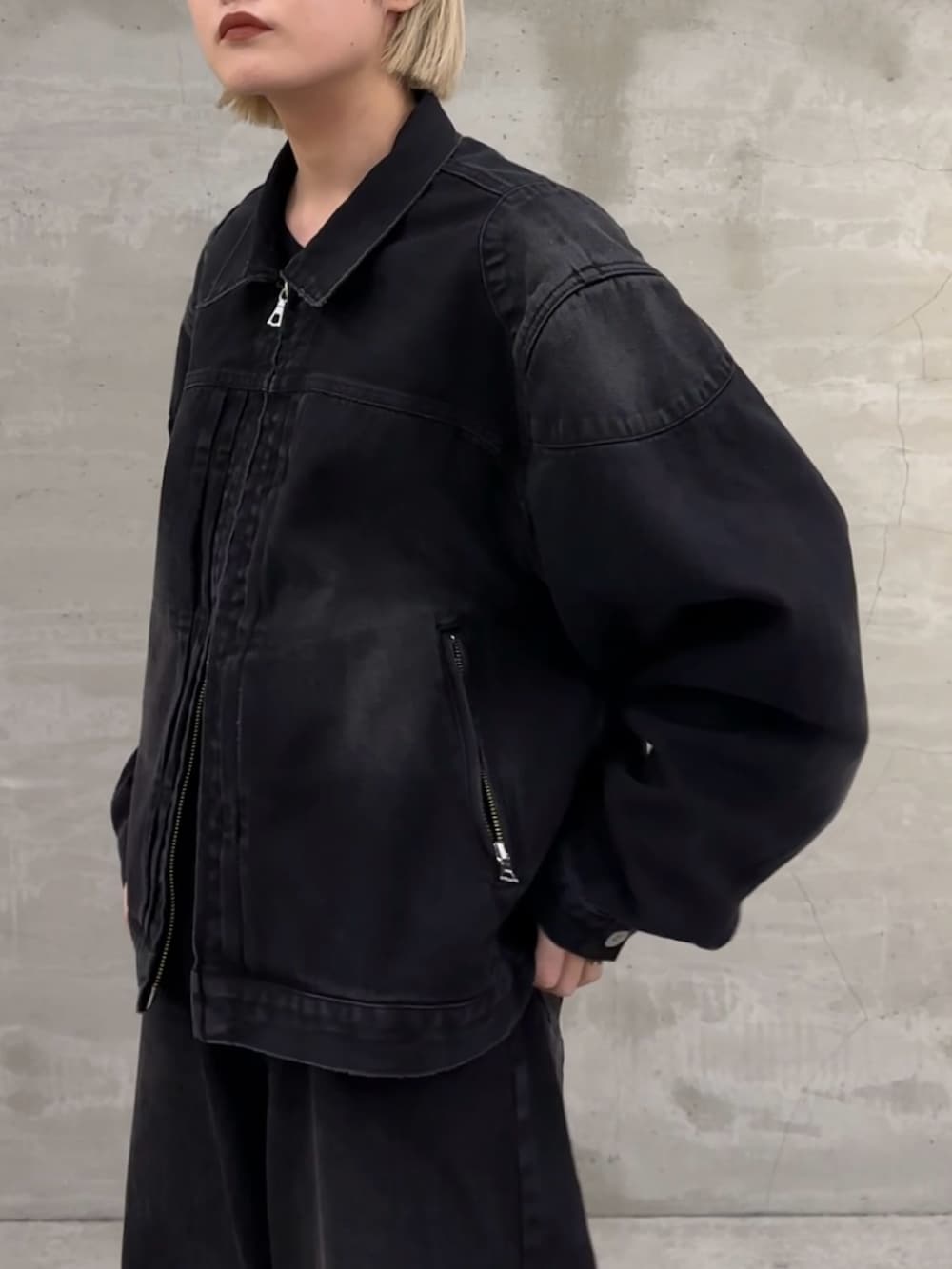 「Lui's、ルイス(Lui's)、デニム、デニムジャケット、デニムコーデ、デニムパンツ、セットアップ、セットアップスタイル、セットアップコーデ、デニムオンデニム、ブラックコーデ、モノトーンコーデ、メンズライク、メンズライクコーデ、メンズライク女子」｜「Lui'sのデニムZIPショートブルゾン（ブルゾン、ブラック系）」を使った、mi-さん（レディース・156cm）の春コーディネートの7枚目の写真