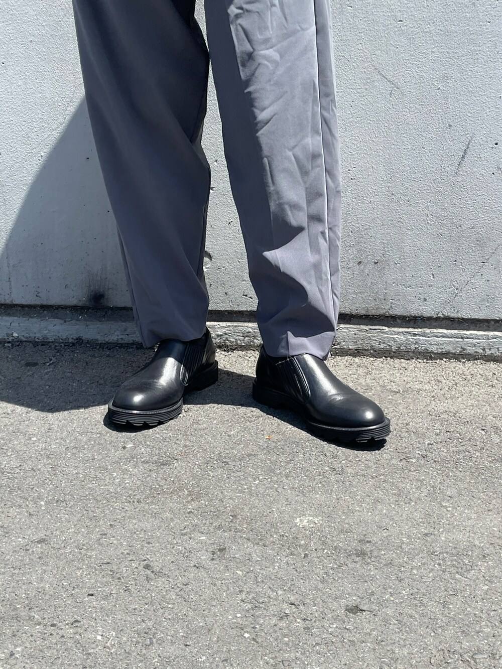「Lui's、マーブル、シャツスタイル、シャツ、シャツコーデ、柄シャツコーデ、柄シャツ、テーパードパンツ、グレー、チャコールグレー、きれいめカジュアル」｜「Lui'sのマーブル柄ショートスリーブシャツ（シャツ/ブラウス、ホワイト系）」を使った、mi-さん（レディース・156cm）の春コーディネートの5枚目の写真