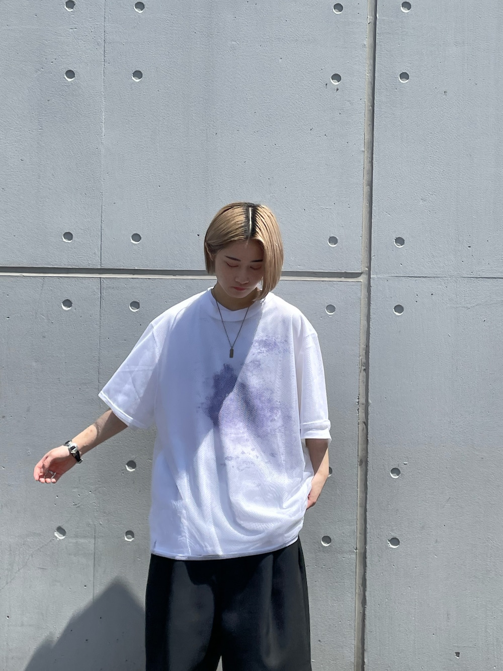 「Lui's、メッシュ、メッシュTシャツ、白Tシャツ、白シャツ、レイヤード、ショーツ、ショーツスタイル、短パン、ショートパンツ、メンズライク、カジュアル」｜「Lui'sのBIGメッシュTシャツ（Tシャツ/カットソー、ホワイト系）」を使った、mi-さん（レディース・156cm）の春コーディネートの4枚目の写真