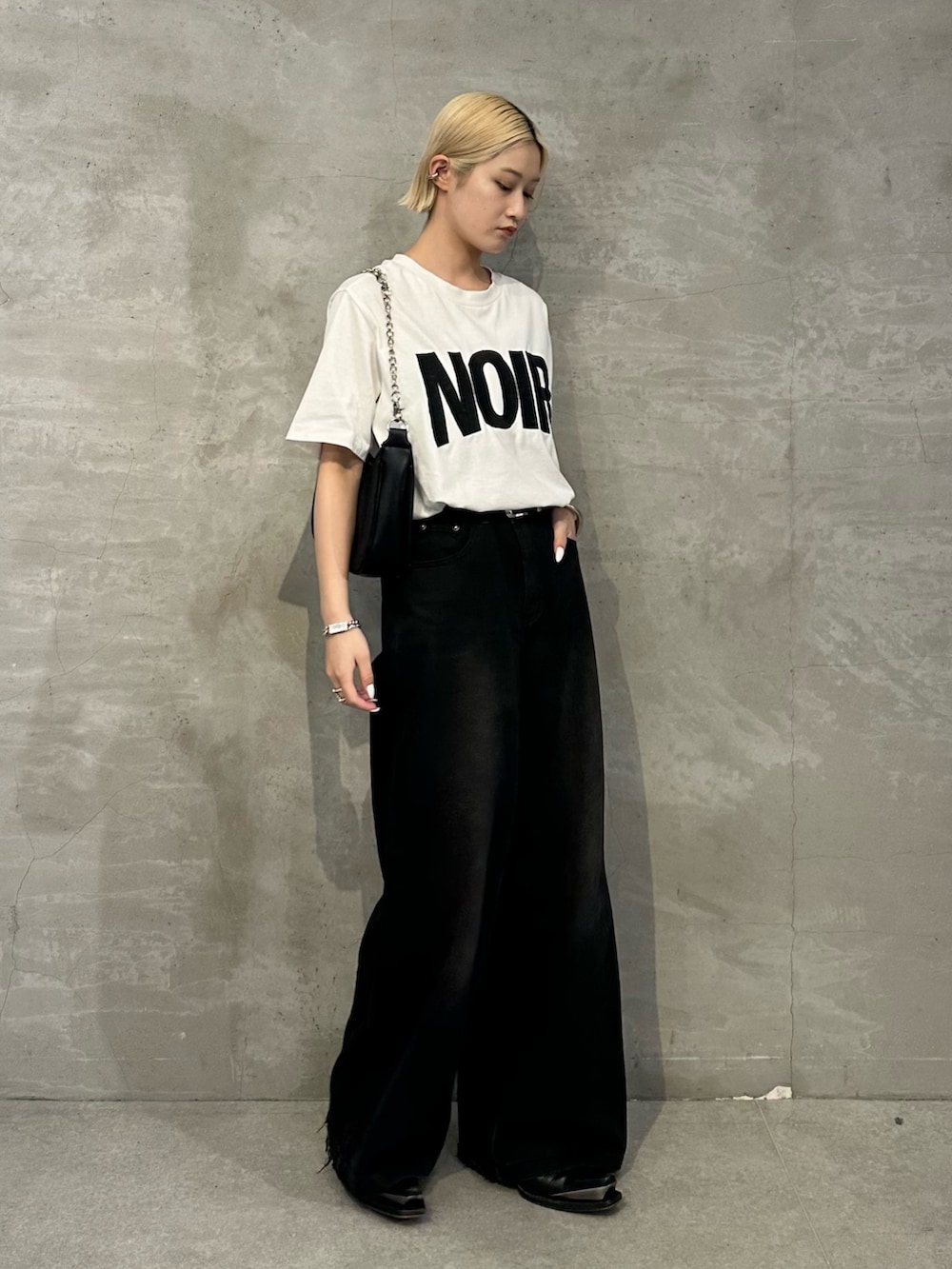 「白シャツ、白Tシャツ、韓国ファッション、カジュアルスタイル、低身長女子、大人ファッション、ロゴTシャツ、Tシャツコーデ、モノトーンコーデ、モノトーンスタイル、メンズライクコーデ、メンズライク女子、モードストリート、モードカジュアル、モードスタイル」｜「Lui'sのNOIRエンブロイダリーTシャツ（Tシャツ/カットソー、ホワイト系）」を使った、mi-さん（レディース・156cm）の夏コーディネートの2枚目の写真