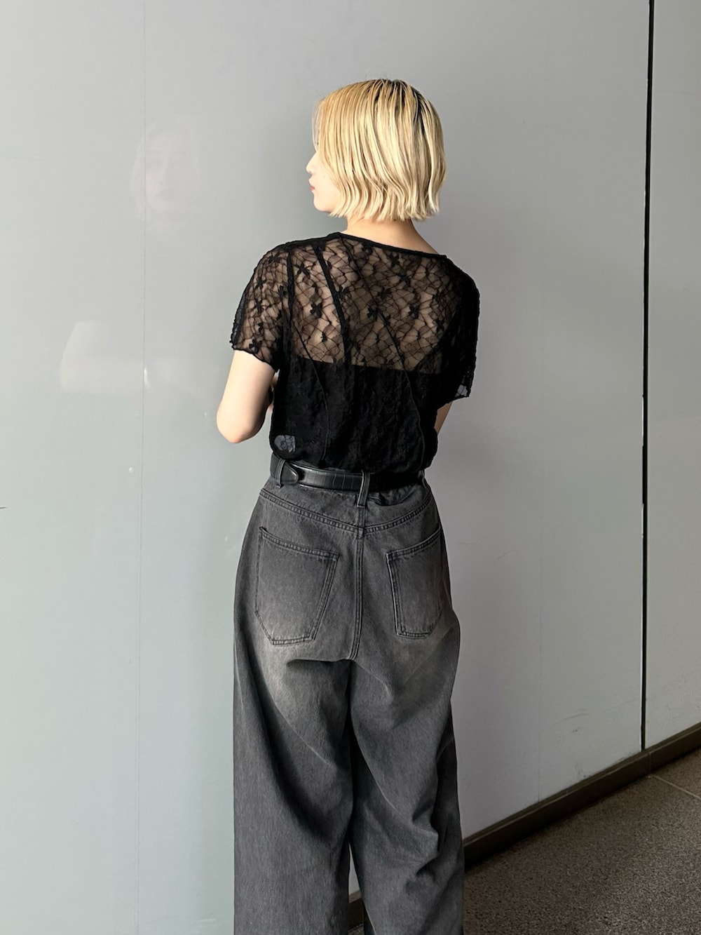 「Lui's、ルイス(Lui's)、デニムパンツ、デニムコーデ、ワイドデニム、ワイドパンツ、シアートップス、シアー、モノトーンコーデ、モノトーンスタイル、ブラックコーデ、モードストリート、モードカジュアル、モードスタイル、モードコーデ」｜「Lui'sのメローデザイントップス（Tシャツ/カットソー、ブラック系）」を使った、mi-さん（レディース・156cm）の春コーディネートの5枚目の写真