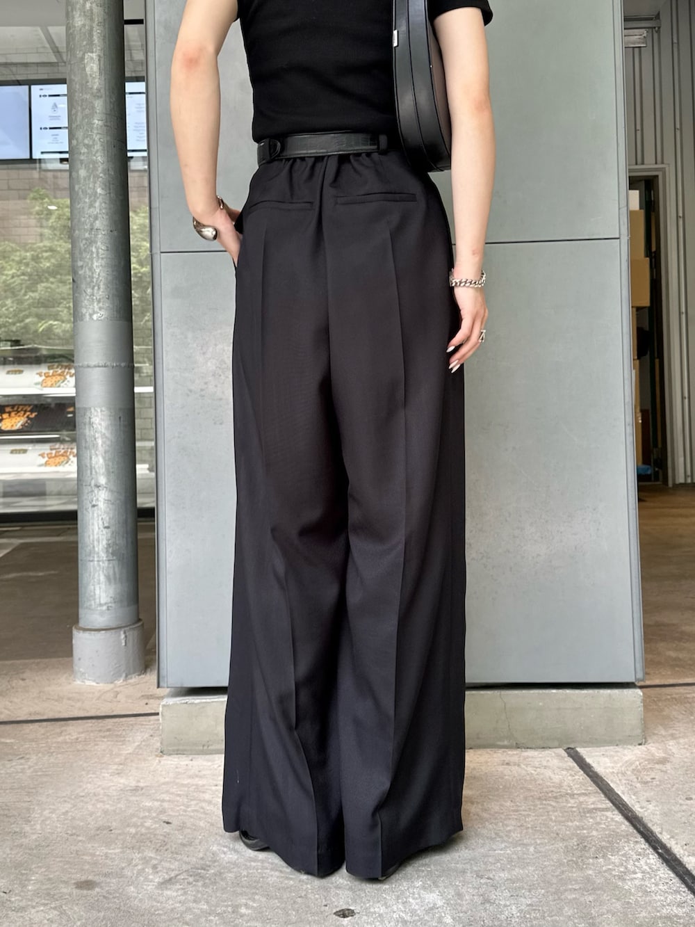 「Lui's、ベルト、レザーベルト、スラックス、スラックスパンツ、スラックスコーデ、ワイドパンツ、モノトーンコーデ、モノトーンスタイル、ブラックコーデ、オールブラックコーデ、メンズライクコーデ、メンズライク女子、モードストリート、モードカジュアル」｜「Lui'sのオリジナルバックルレザーベルト（ベルト、ブラック系）」を使った、mi-さん（レディース・156cm）の夏コーディネートの7枚目の写真