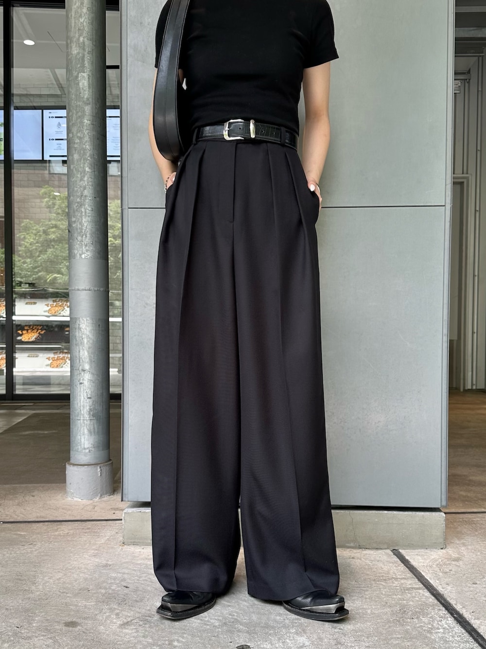 「Lui's、ベルト、レザーベルト、スラックス、スラックスパンツ、スラックスコーデ、ワイドパンツ、モノトーンコーデ、モノトーンスタイル、ブラックコーデ、オールブラックコーデ、メンズライクコーデ、メンズライク女子、モードストリート、モードカジュアル」｜「Lui'sのオリジナルバックルレザーベルト（ベルト、ブラック系）」を使った、mi-さん（レディース・156cm）の夏コーディネートの6枚目の写真