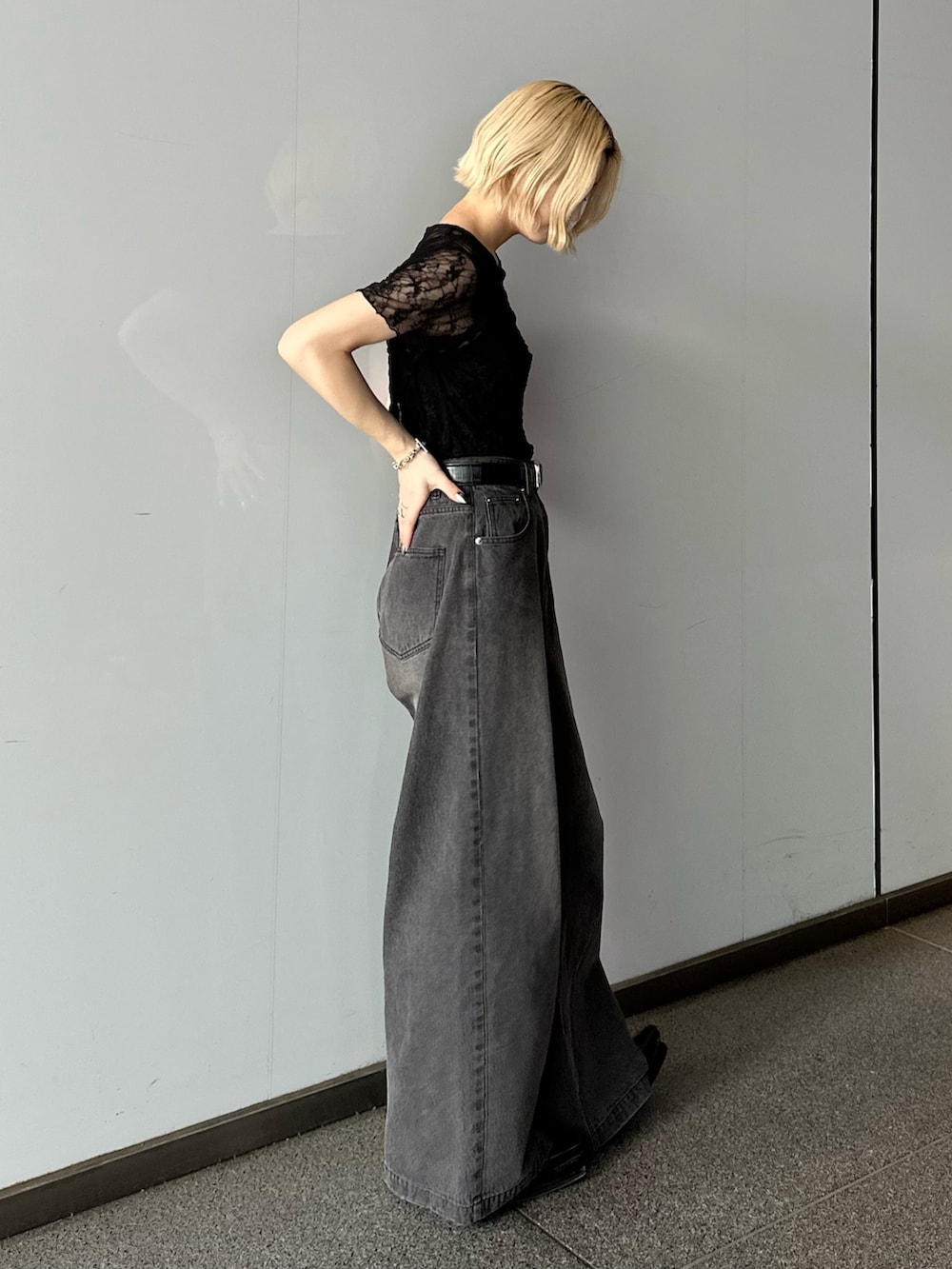 「Lui's、ルイス(Lui's)、デニムパンツ、デニムコーデ、ワイドデニム、ワイドパンツ、シアートップス、シアー、モノトーンコーデ、モノトーンスタイル、ブラックコーデ、モードストリート、モードカジュアル、モードスタイル、モードコーデ」｜「Lui'sのメローデザイントップス（Tシャツ/カットソー、ブラック系）」を使った、mi-さん（レディース・156cm）の春コーディネートの2枚目の写真