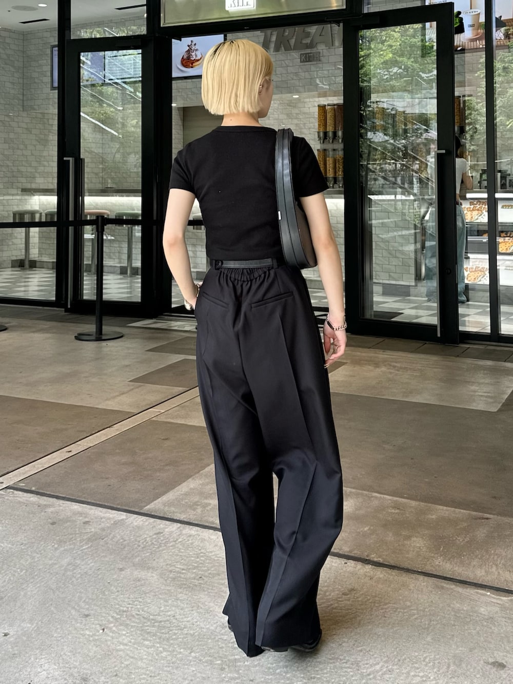 「Lui's、ベルト、レザーベルト、スラックス、スラックスパンツ、スラックスコーデ、ワイドパンツ、モノトーンコーデ、モノトーンスタイル、ブラックコーデ、オールブラックコーデ、メンズライクコーデ、メンズライク女子、モードストリート、モードカジュアル」｜「Lui'sのオリジナルバックルレザーベルト（ベルト、ブラック系）」を使った、mi-さん（レディース・156cm）の夏コーディネートの4枚目の写真