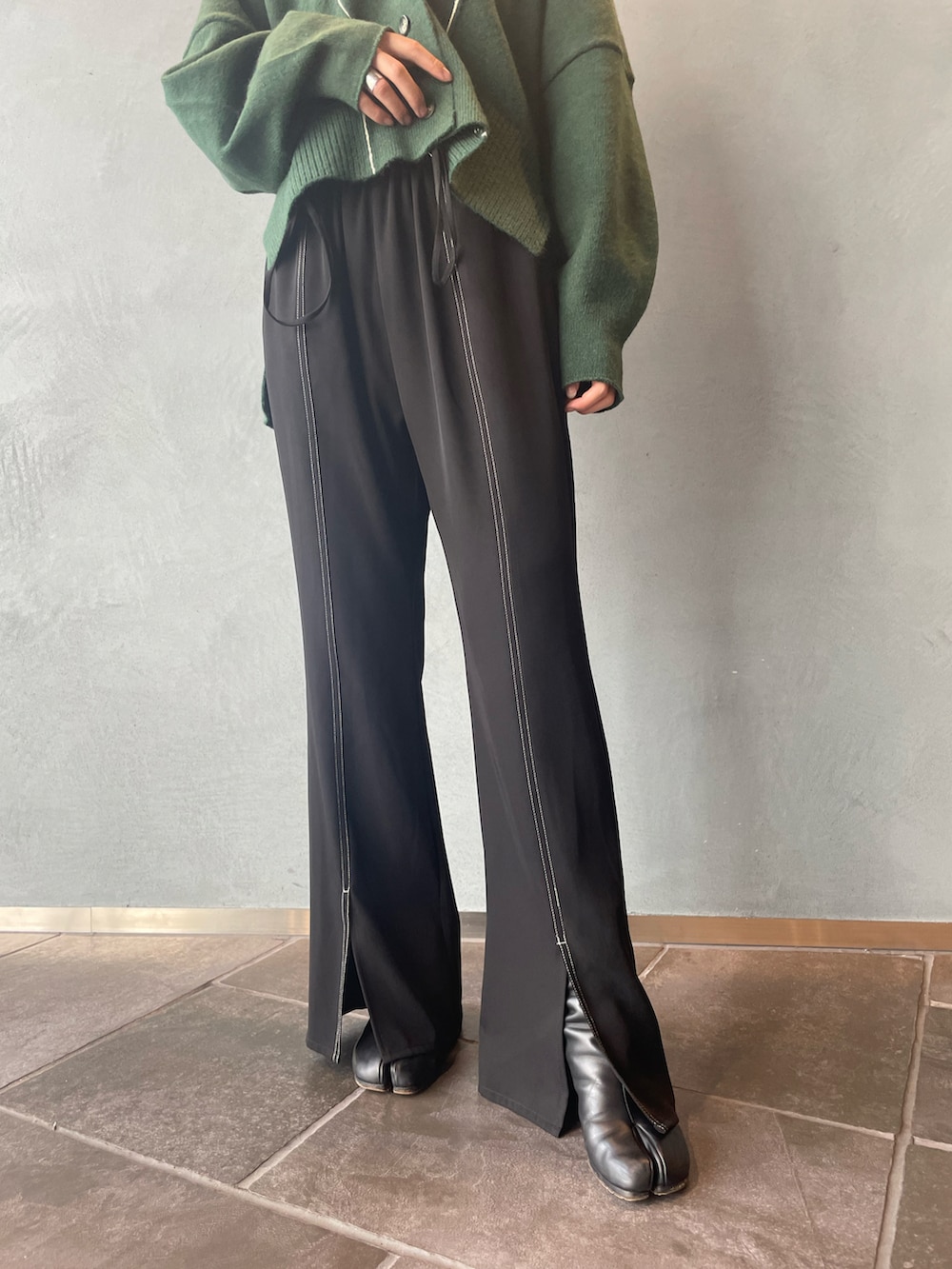「Lui's、luisfemme、カーディガン、ショートカーディガン、フレアパンツ、ショート丈、グリーンコーデ、カーディガンコーデ」｜「Lui'sの配色ステッチショートカーディガン（カーディガン/ボレロ、グリーン系）」を使った、mi-さん（レディース・156cm）の冬コーディネートの5枚目の写真