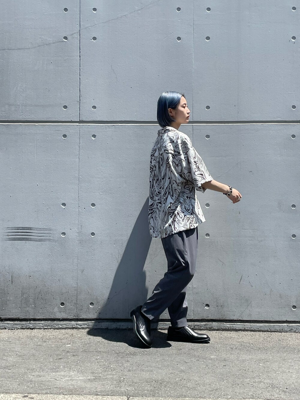 「Lui's、マーブル、シャツスタイル、シャツ、シャツコーデ、柄シャツコーデ、柄シャツ、テーパードパンツ、グレー、チャコールグレー、きれいめカジュアル」｜「Lui'sのマーブル柄ショートスリーブシャツ（シャツ/ブラウス、ホワイト系）」を使った、mi-さん（レディース・156cm）の春コーディネートの2枚目の写真
