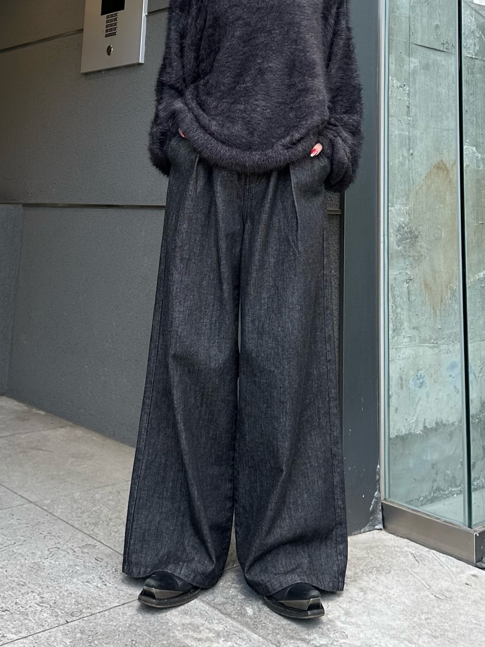 ブラック系のニット/セーター、ブラック系のデニムパンツ、シルバー系のネックレスを着用したレディースの秋コーディネートの7枚目の写真