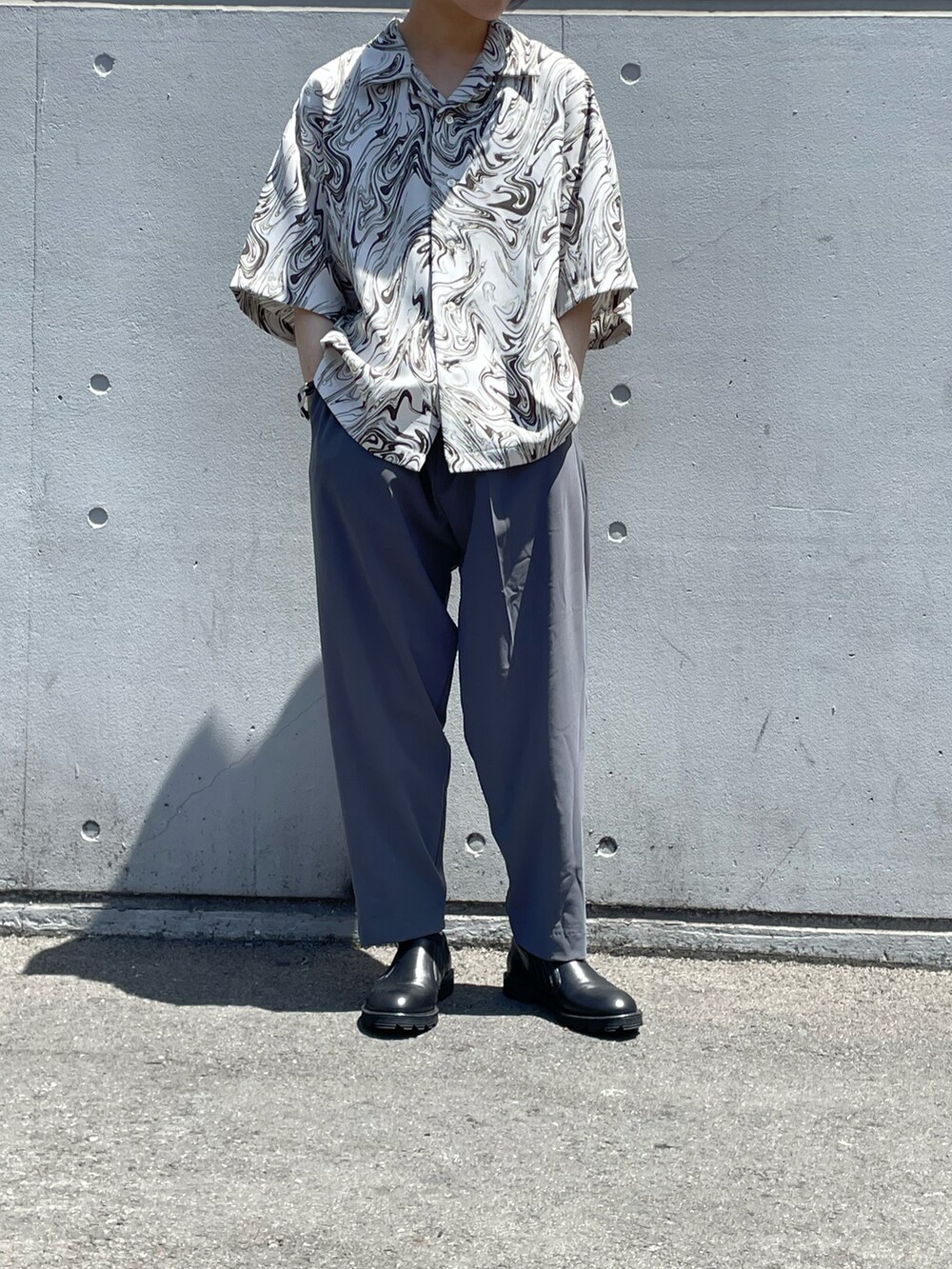 「Lui's、マーブル、シャツスタイル、シャツ、シャツコーデ、柄シャツコーデ、柄シャツ、テーパードパンツ、グレー、チャコールグレー、きれいめカジュアル」｜「Lui'sのマーブル柄ショートスリーブシャツ（シャツ/ブラウス、ホワイト系）」を使った、mi-さん（レディース・156cm）の春コーディネートの4枚目の写真