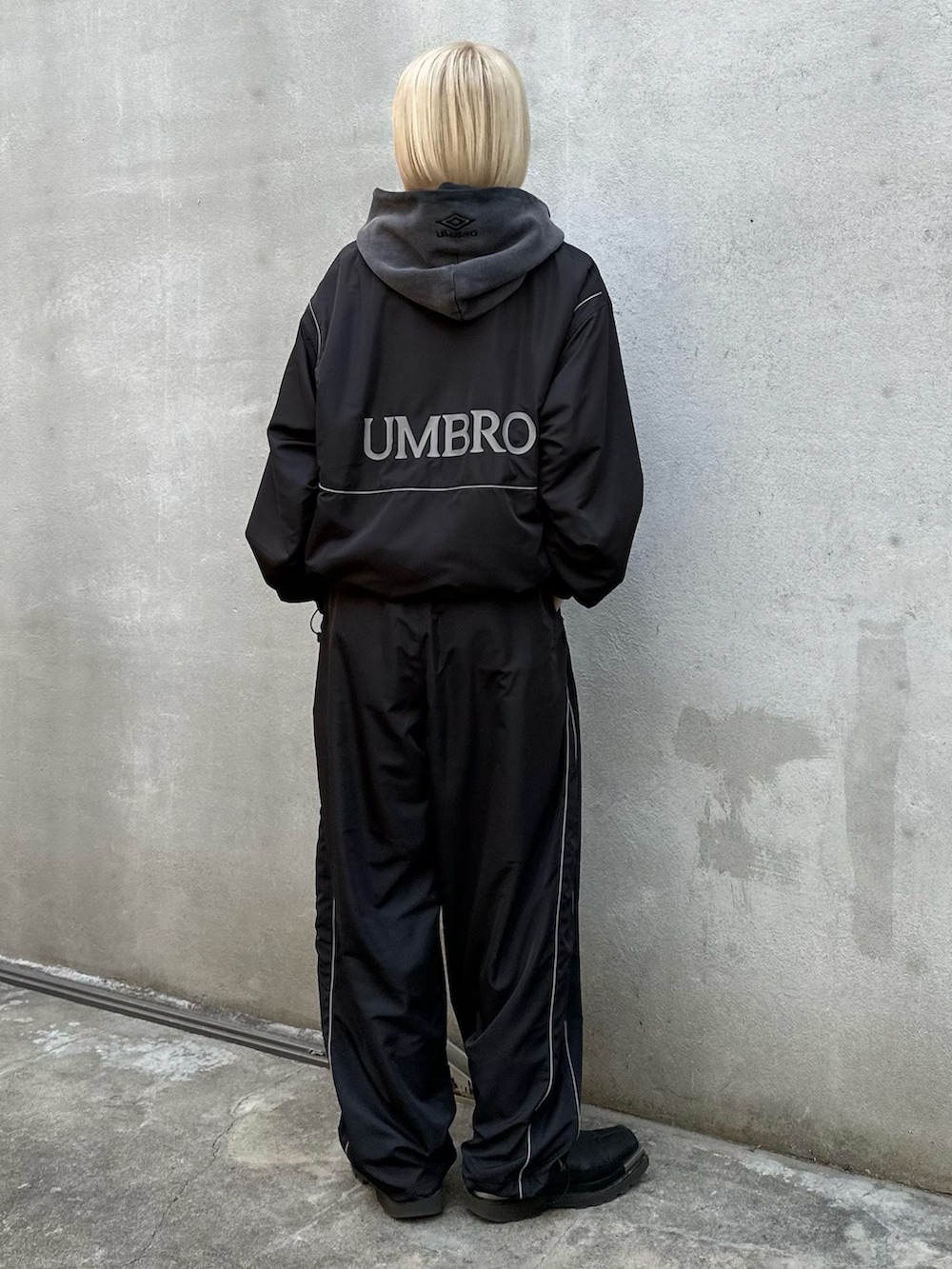 ブラック系のブルゾン、ブラック系のその他パンツを着用したレディースの冬コーディネートの3枚目の写真