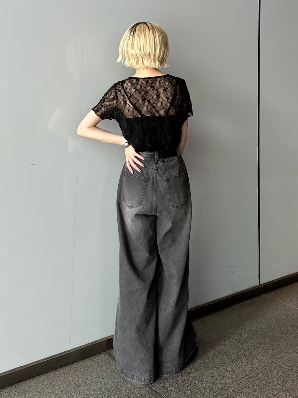 「Lui's、ルイス(Lui's)、デニムパンツ、デニムコーデ、ワイドデニム、ワイドパンツ、シアートップス、シアー、モノトーンコーデ、モノトーンスタイル、ブラックコーデ、モードストリート、モードカジュアル、モードスタイル、モードコーデ」｜「Lui'sのメローデザイントップス（Tシャツ/カットソー、ブラック系）」を使った、mi-さん（レディース・156cm）の春コーディネートの3枚目の写真