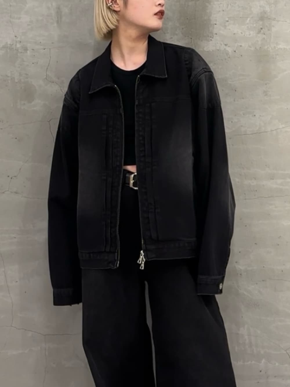 「Lui's、ルイス(Lui's)、デニム、デニムジャケット、デニムコーデ、デニムパンツ、セットアップ、セットアップスタイル、セットアップコーデ、デニムオンデニム、ブラックコーデ、モノトーンコーデ、メンズライク、メンズライクコーデ、メンズライク女子」｜「Lui'sのデニムZIPショートブルゾン（ブルゾン、ブラック系）」を使った、mi-さん（レディース・156cm）の春コーディネートの5枚目の写真