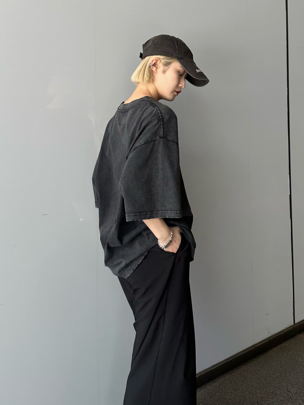 ブラック系のTシャツ/カットソー、ブラック系のスラックスを着用したレディースの春コーディネートの5枚目の写真