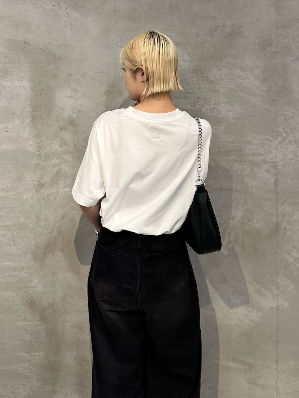 「白シャツ、白Tシャツ、韓国ファッション、カジュアルスタイル、低身長女子、大人ファッション、ロゴTシャツ、Tシャツコーデ、モノトーンコーデ、モノトーンスタイル、メンズライクコーデ、メンズライク女子、モードストリート、モードカジュアル、モードスタイル」｜「Lui'sのNOIRエンブロイダリーTシャツ（Tシャツ/カットソー、ホワイト系）」を使った、mi-さん（レディース・156cm）の夏コーディネートの6枚目の写真