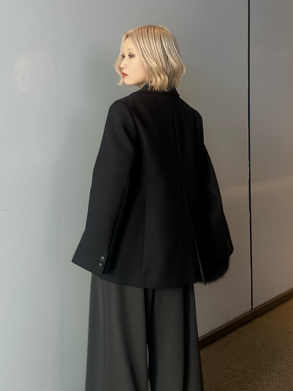 グレー系のシャツ/ブラウス、ブラック系のテーラードジャケット、ブラック系のトートバッグを着用したレディースの秋コーディネートの7枚目の写真