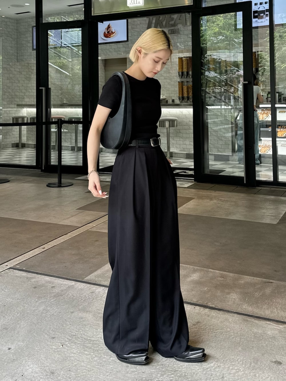 「Lui's、ベルト、レザーベルト、スラックス、スラックスパンツ、スラックスコーデ、ワイドパンツ、モノトーンコーデ、モノトーンスタイル、ブラックコーデ、オールブラックコーデ、メンズライクコーデ、メンズライク女子、モードストリート、モードカジュアル」｜「Lui'sのオリジナルバックルレザーベルト（ベルト、ブラック系）」を使った、mi-さん（レディース・156cm）の夏コーディネートの3枚目の写真
