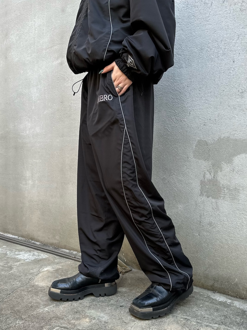 ブラック系のブルゾン、ブラック系のその他パンツを着用したレディースの冬コーディネートの8枚目の写真