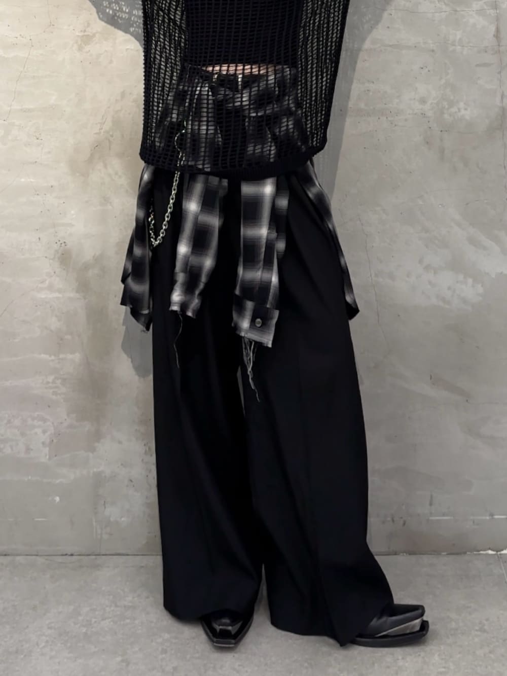 「Lui's、ルイス(Lui's)、メッシュニット、メッシュトップス、シアーニット、ブラックコーデ、オールブラック、オールブラックコーデ、モノトーン、モノトーンコーデ、モード、モードストリート、モードカジュアル、モードスタイル、チェックシャツ」｜「Lui'sのクロスメッシュニット（ニット/セーター、ブラック系）」を使った、mi-さん（レディース・156cm）の春コーディネートの4枚目の写真