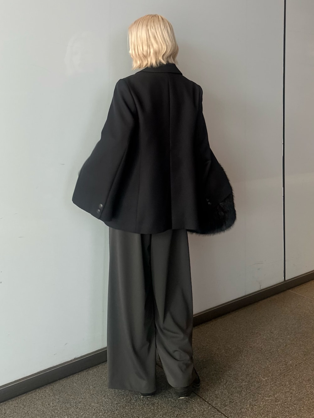 グレー系のシャツ/ブラウス、ブラック系のテーラードジャケット、ブラック系のトートバッグを着用したレディースの秋コーディネートの3枚目の写真