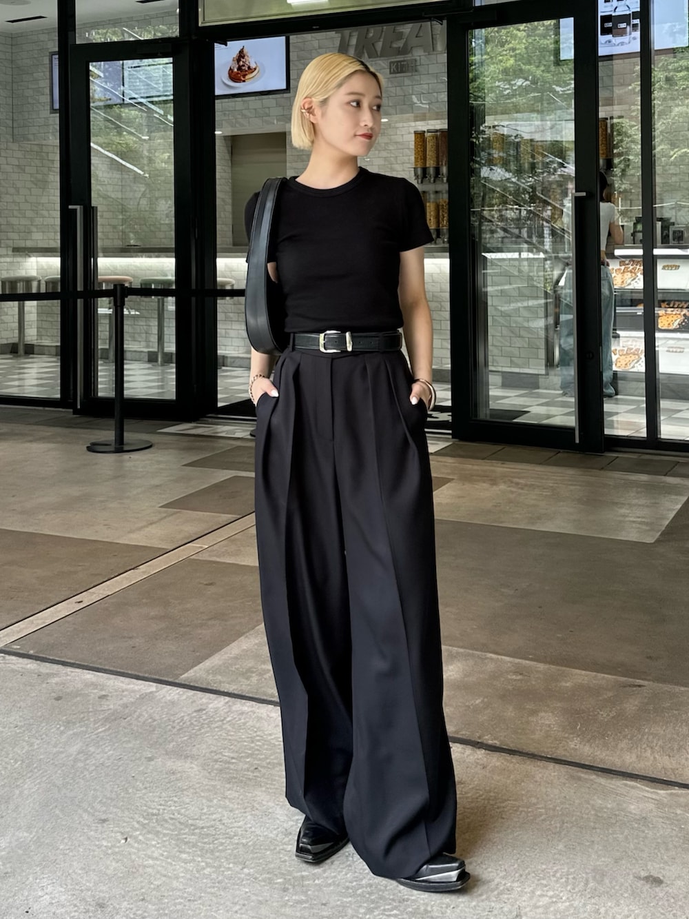 「Lui's、ベルト、レザーベルト、スラックス、スラックスパンツ、スラックスコーデ、ワイドパンツ、モノトーンコーデ、モノトーンスタイル、ブラックコーデ、オールブラックコーデ、メンズライクコーデ、メンズライク女子、モードストリート、モードカジュアル」｜「Lui'sのオリジナルバックルレザーベルト（ベルト、ブラック系）」を使った、mi-さん（レディース・156cm）の夏コーディネートの2枚目の写真