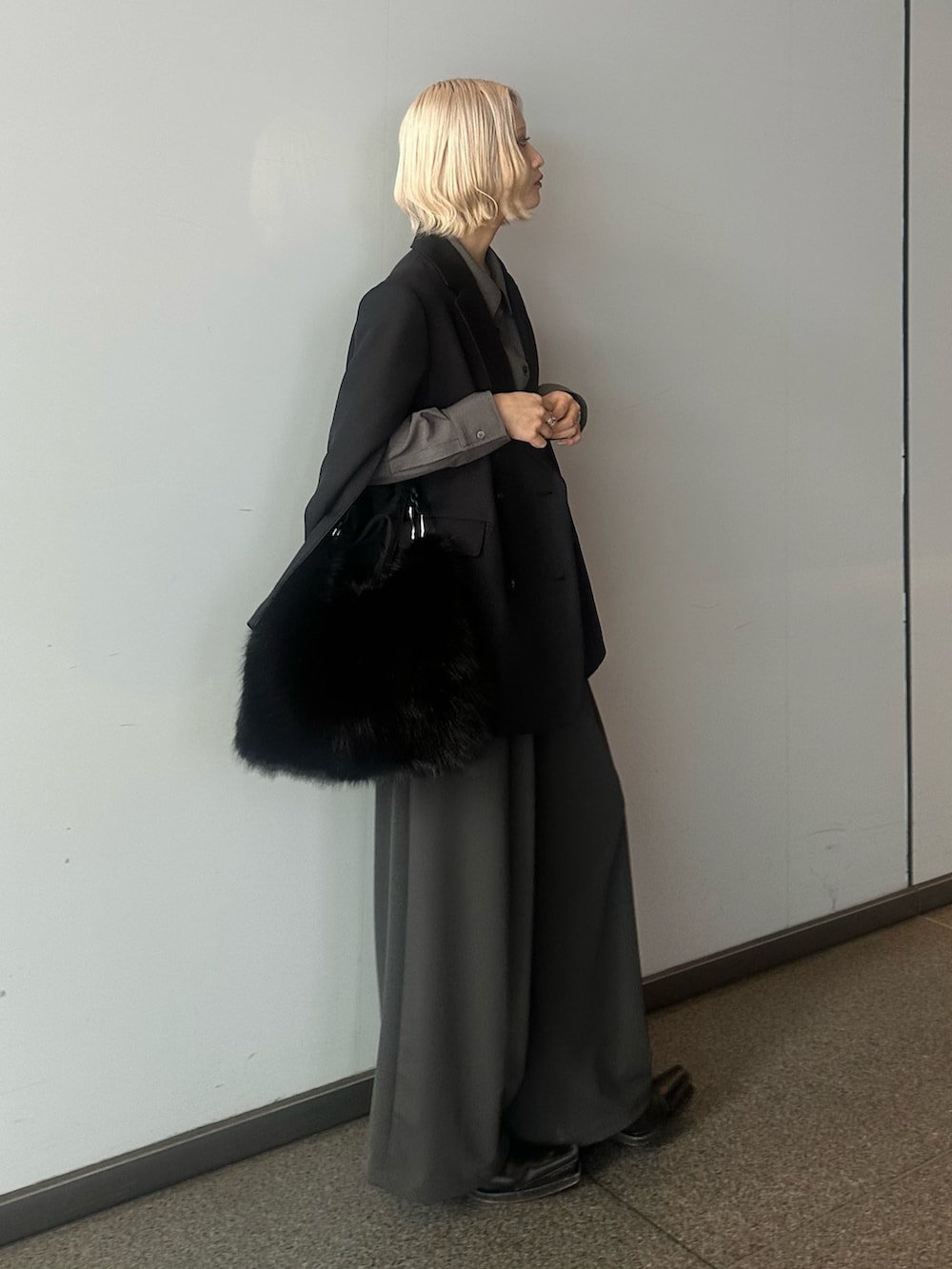 グレー系のシャツ/ブラウス、ブラック系のテーラードジャケット、ブラック系のトートバッグを着用したレディースの秋コーディネートの2枚目の写真