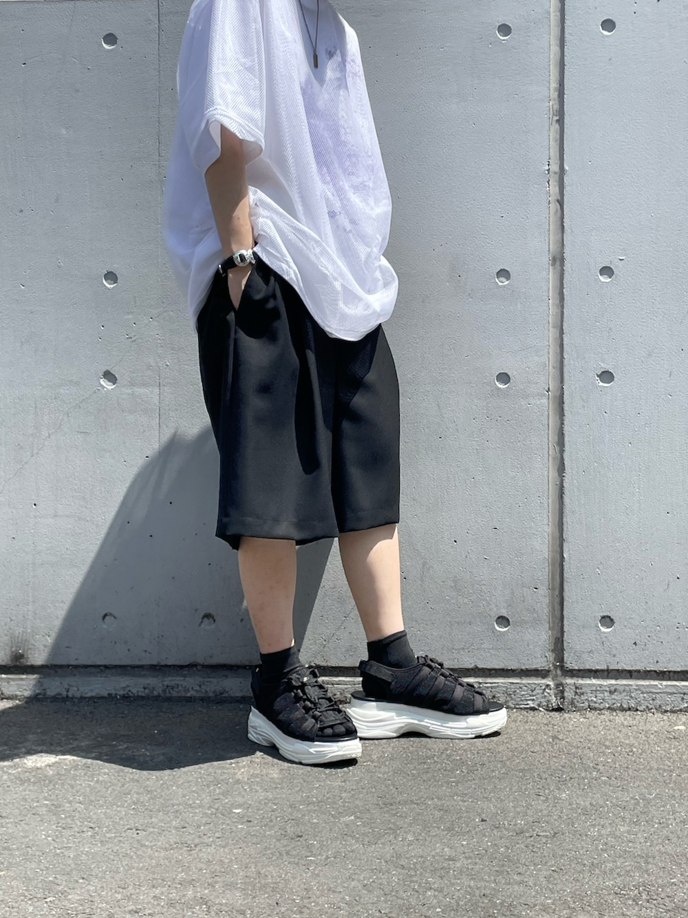 「Lui's、メッシュ、メッシュTシャツ、白Tシャツ、白シャツ、レイヤード、ショーツ、ショーツスタイル、短パン、ショートパンツ、メンズライク、カジュアル」｜「Lui'sのBIGメッシュTシャツ（Tシャツ/カットソー、ホワイト系）」を使った、mi-さん（レディース・156cm）の春コーディネートの5枚目の写真
