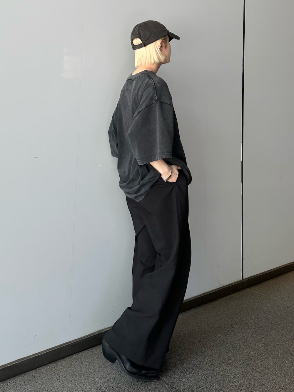 ブラック系のTシャツ/カットソー、ブラック系のスラックスを着用したレディースの春コーディネートの2枚目の写真