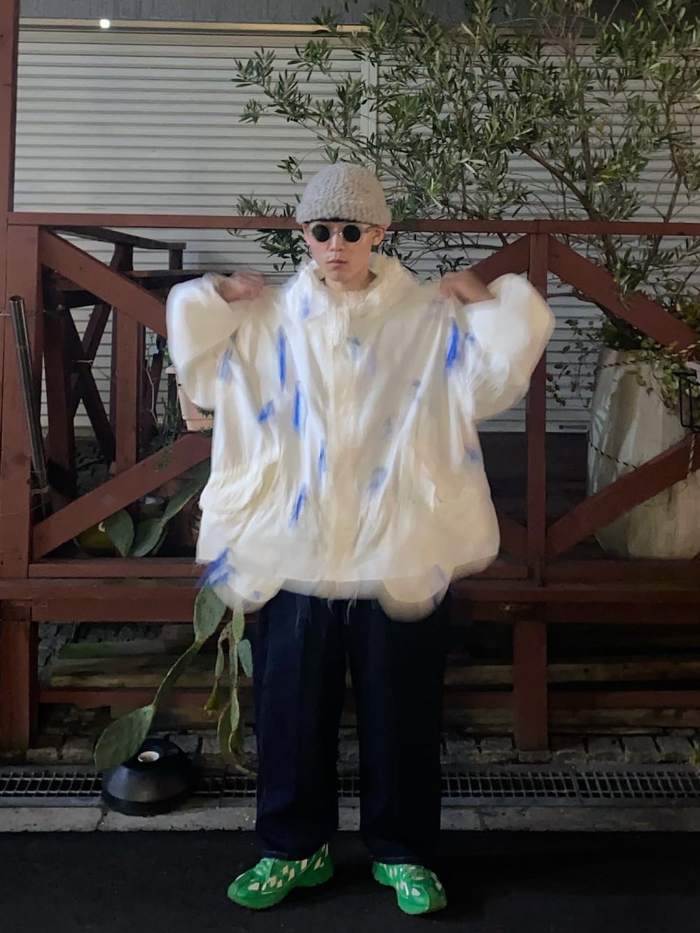 その他のメガネを着用したメンズの春コーディネートの2枚目の写真