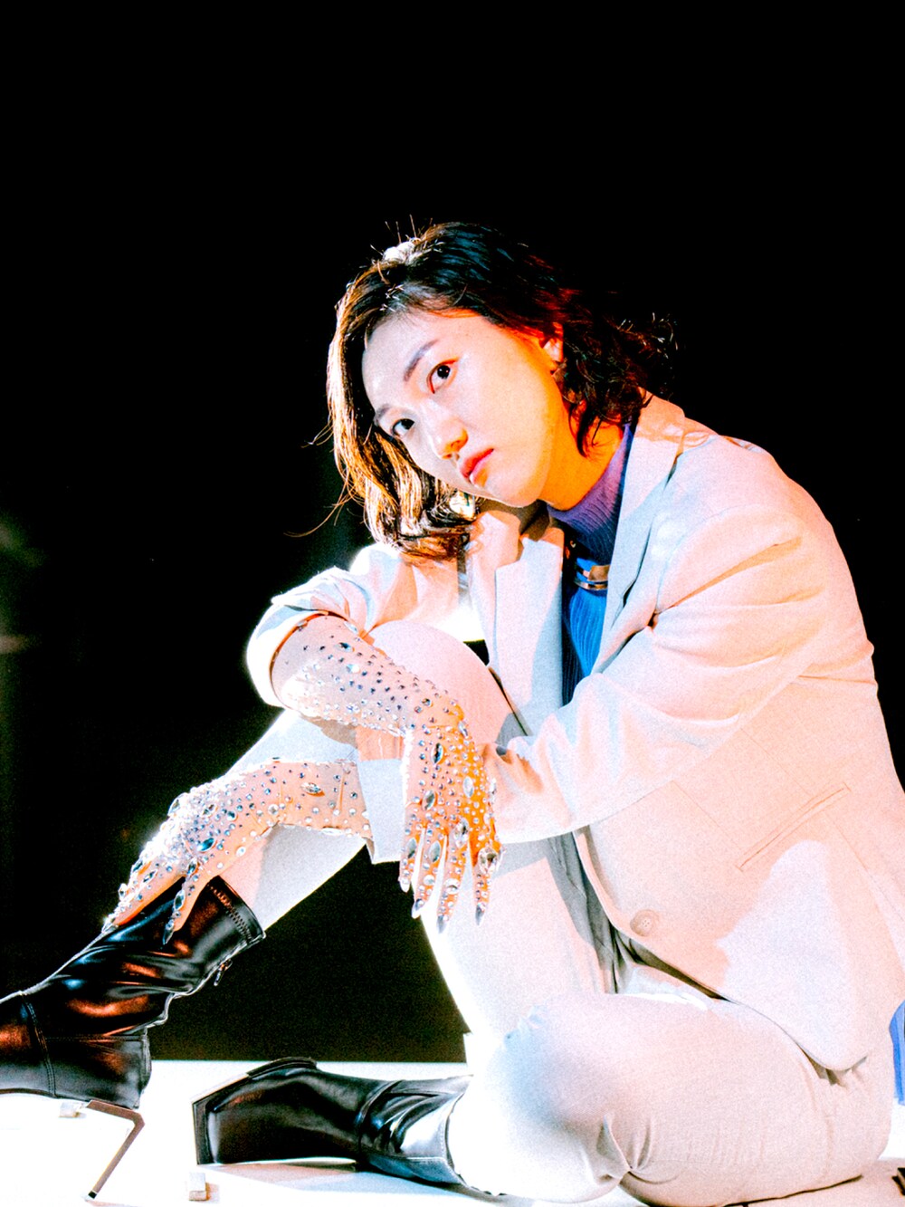 シルバー系のシューズ、ブルー系のTシャツ/カットソー、ベージュ系のテーラードジャケットを着用したレディースの冬コーディネートの2枚目の写真