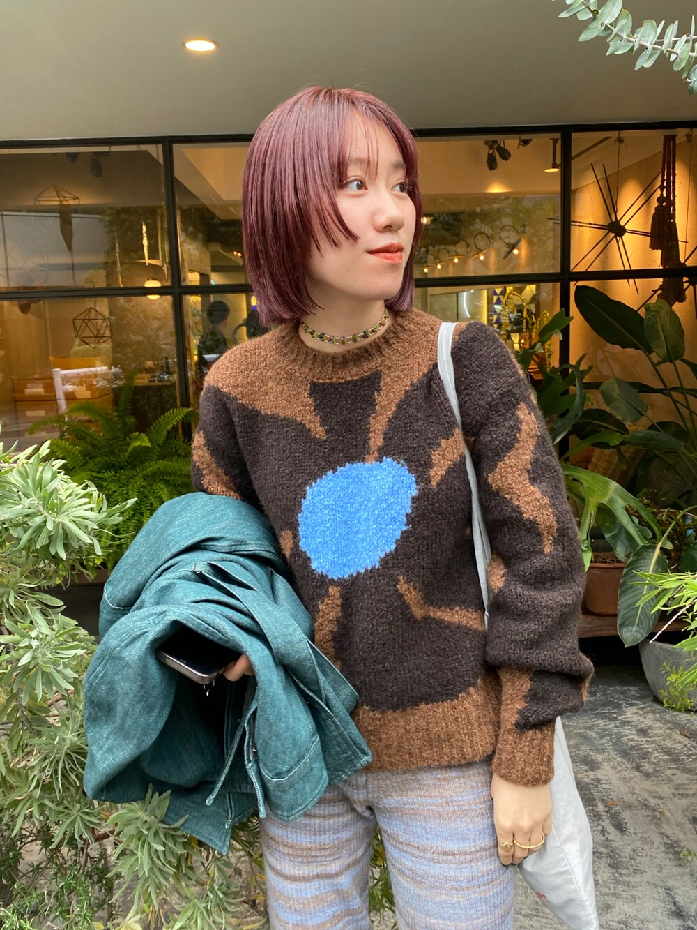 ブルー系のその他パンツ、グリーン系のデニムジャケット、ブラウン系のニット/セーターを着用したレディースの冬コーディネートの2枚目の写真