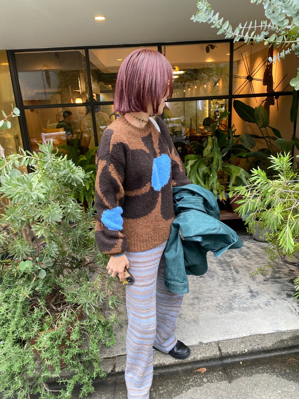 ブルー系のその他パンツ、グリーン系のデニムジャケット、ブラウン系のニット/セーターを着用したレディースの冬コーディネートの3枚目の写真