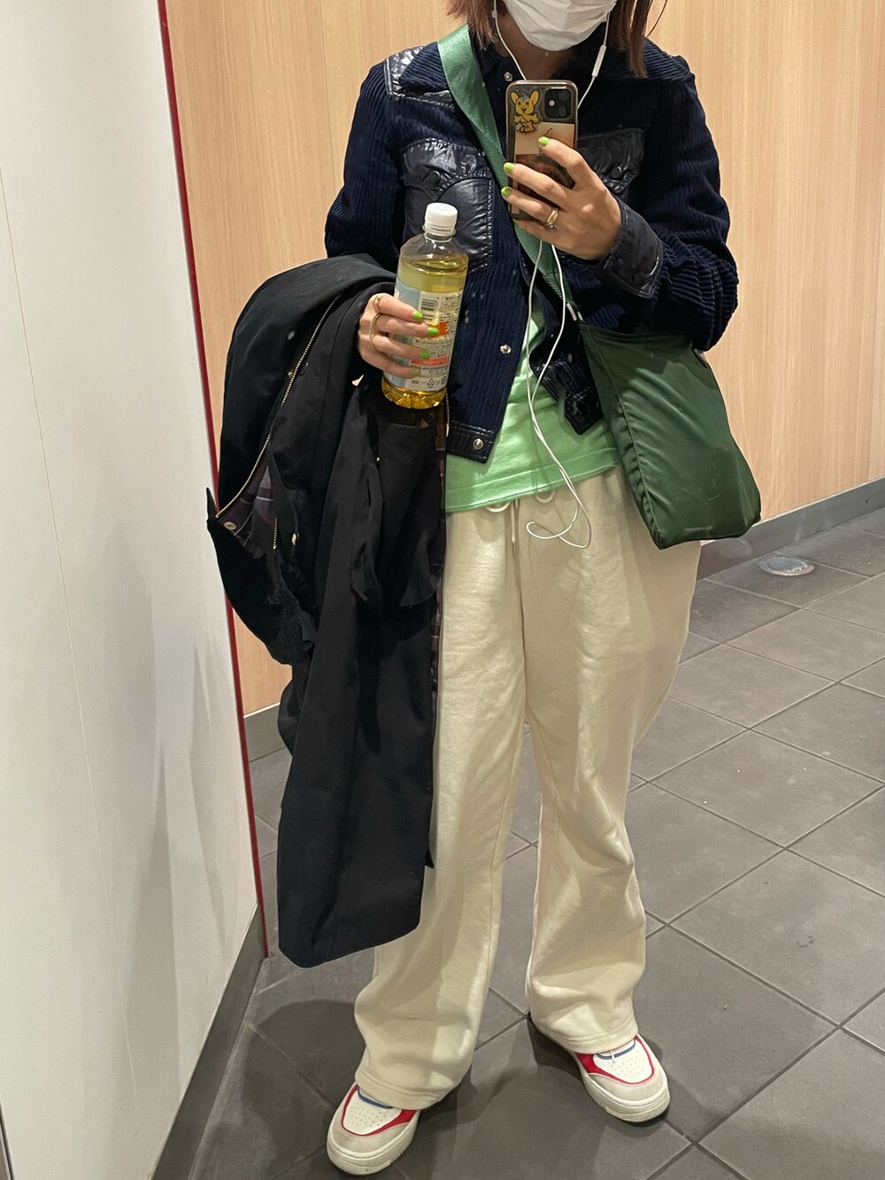 ブルー系のジャケット/アウター、グリーン系のショルダーバッグを着用したレディースの冬コーディネートの2枚目の写真