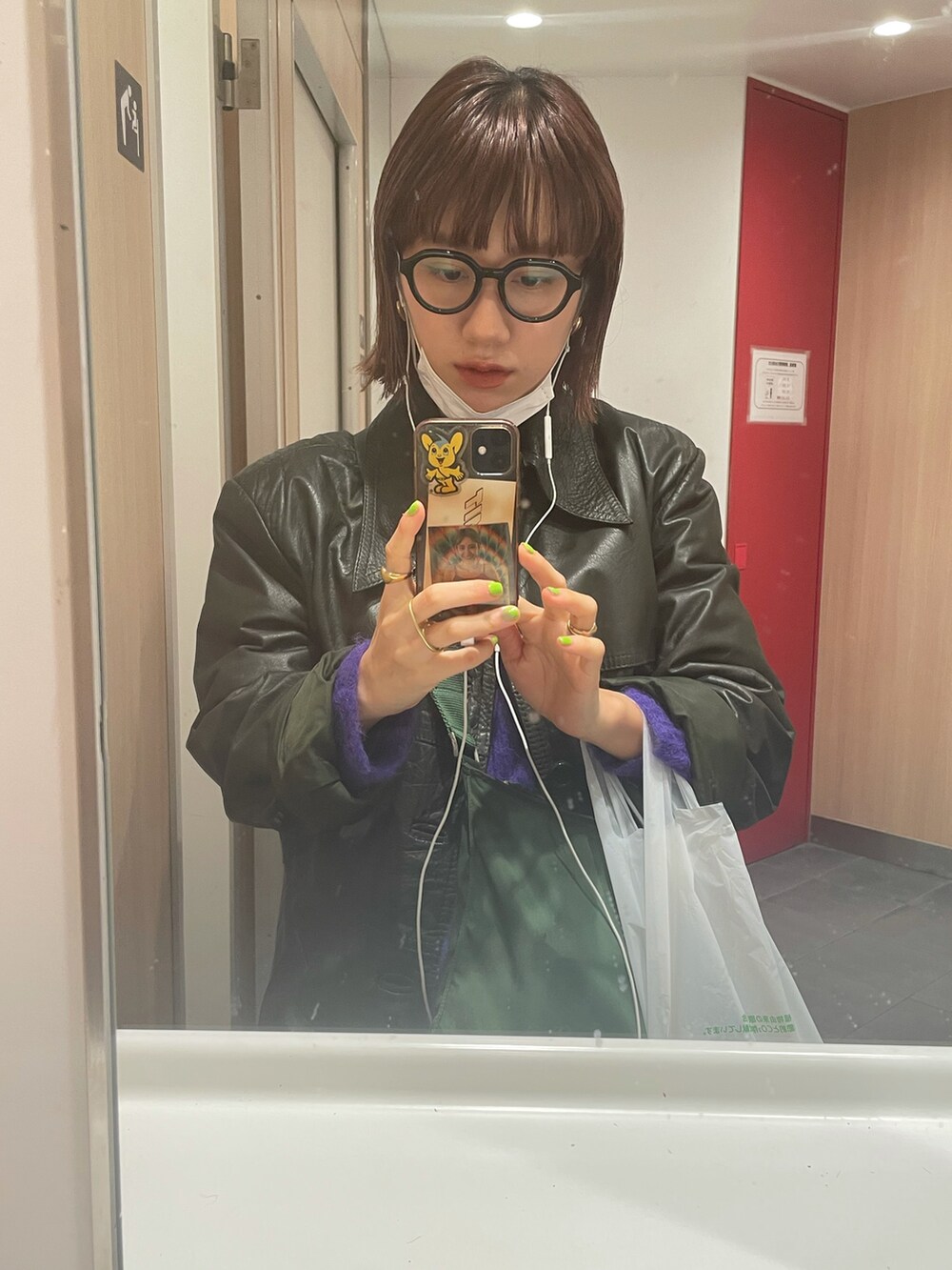 ブラック系のパンツを着用したレディースの冬コーディネートの2枚目の写真