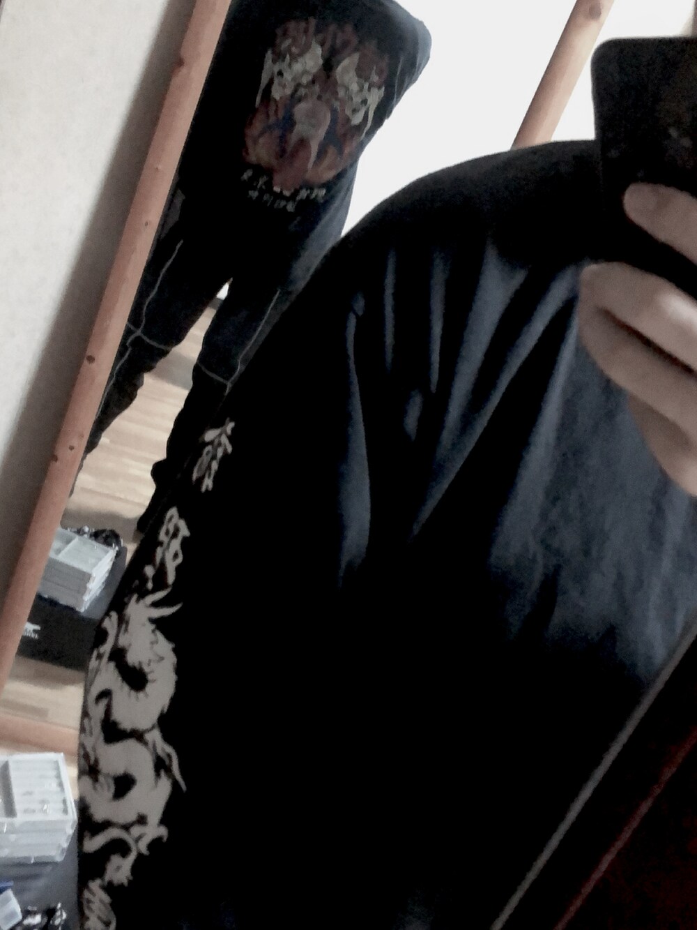 ブラック系のTシャツ/カットソー、ブラック系のその他パンツを着用したメンズの冬コーディネートの2枚目の写真