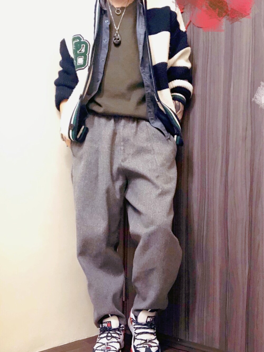 「ootd、街頭穿搭、球鞋、休閒、日系極簡、oversize、古着MIX、AAPE、TOMMY HILFIGER、GU、Pull&Bear、niko and ...、vintage」｜「PULL&BEARのアイテム（ジャケット/アウター、ホワイト系）」を使った、hkfreewearさん（メンズ・180cm）の冬コーディネートの2枚目の写真