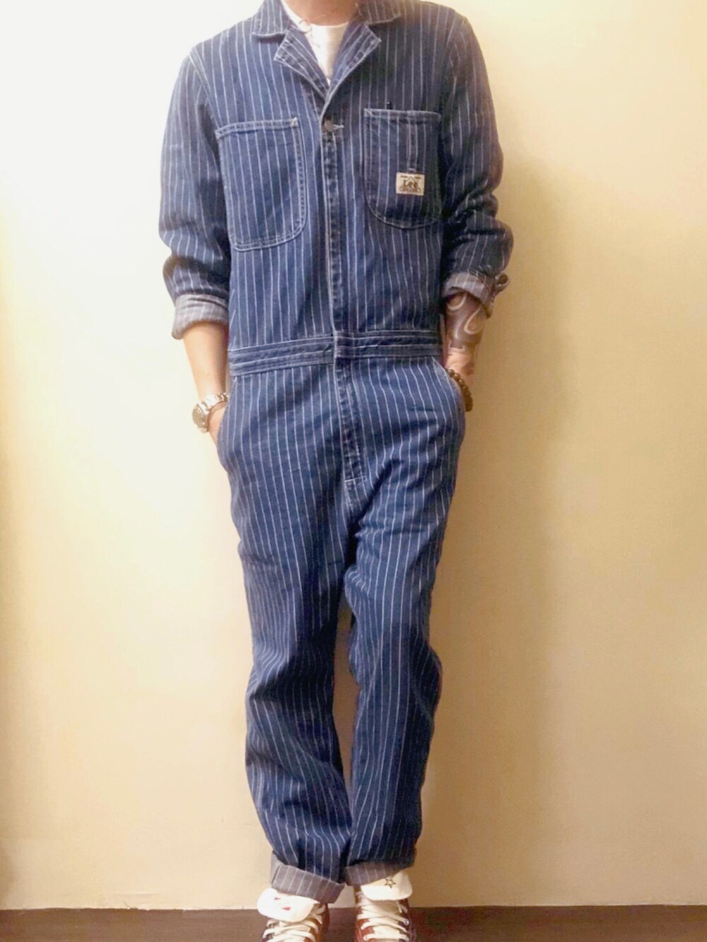 「ootd、街頭穿搭、球鞋、休閒、復古、日系極簡、牛仔褲、工裝褲、白T、converse、古着MIX、lee jeans、LEE」｜「Leeのアイテム（つなぎ/オールインワン、ブルー系）」を使った、hkfreewearさん（メンズ・180cm）の冬コーディネートの3枚目の写真