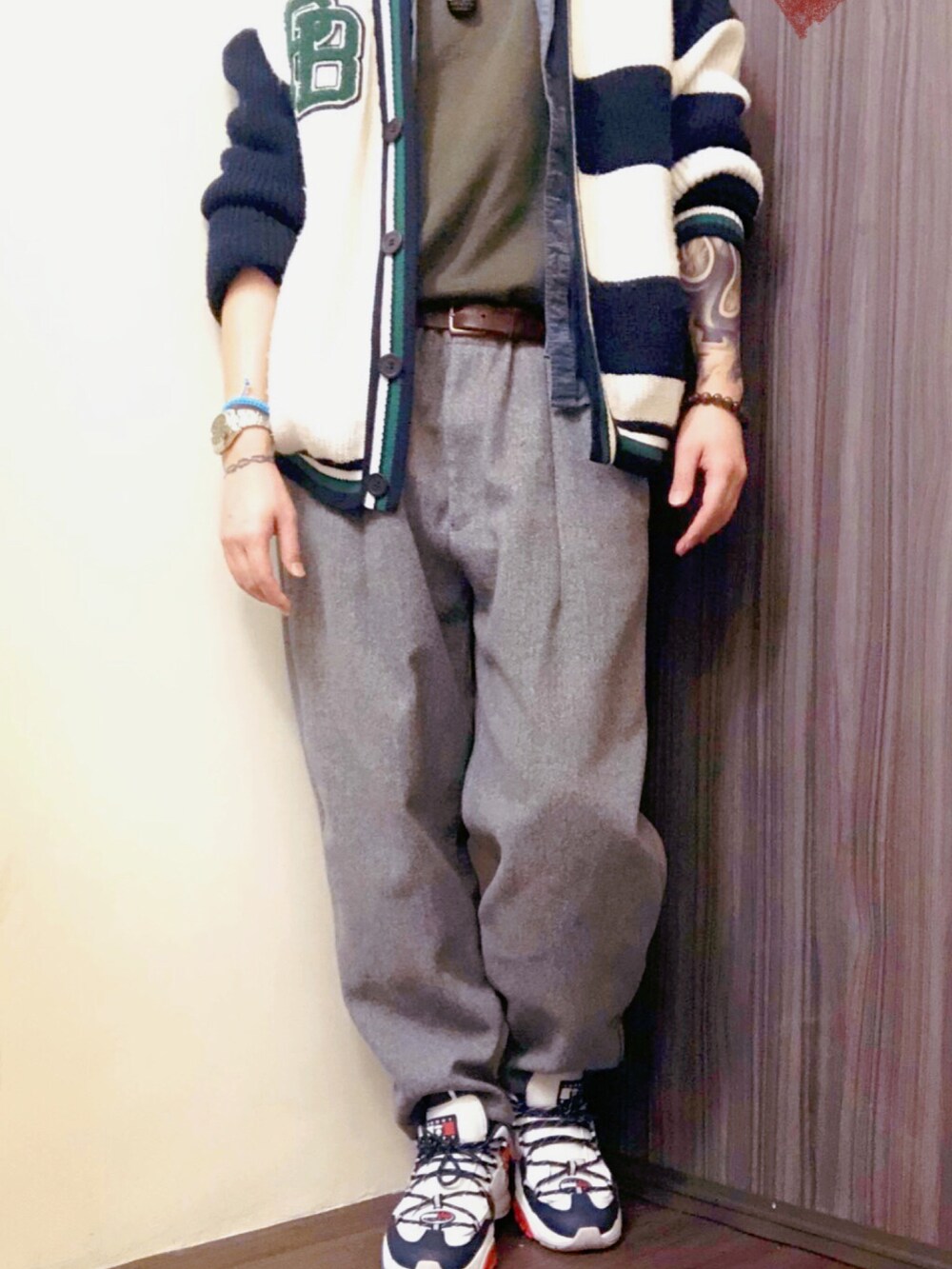 「ootd、街頭穿搭、球鞋、休閒、日系極簡、oversize、古着MIX、AAPE、TOMMY HILFIGER、GU、Pull&Bear、niko and ...、vintage」｜「PULL&BEARのアイテム（ジャケット/アウター、ホワイト系）」を使った、hkfreewearさん（メンズ・180cm）の冬コーディネートの3枚目の写真