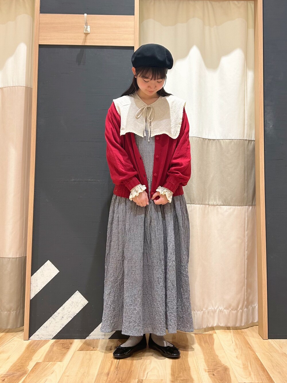 「サマンサ モスモス(Samansa Mos2)、Samansa Mos2、お出かけコーデ、春服、ワンピース、ガーリー、ガーリーコーデ、赤ニット、襟付きトップス、キャミワンピ、赤、ゆべしコラボ」｜「Samansa Mos2のリネン混ベレー（ハンチング/ベレー帽、ブラック系）」を使った、かーびぃさん（レディース・157cm）の春コーディネートの2枚目の写真