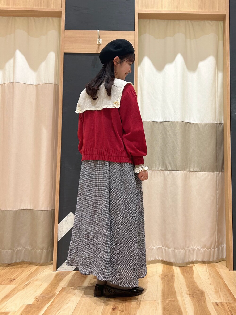 「サマンサ モスモス(Samansa Mos2)、Samansa Mos2、お出かけコーデ、春服、ワンピース、ガーリー、ガーリーコーデ、赤ニット、襟付きトップス、キャミワンピ、赤、ゆべしコラボ」｜「Samansa Mos2のリネン混ベレー（ハンチング/ベレー帽、ブラック系）」を使った、かーびぃさん（レディース・157cm）の春コーディネートの3枚目の写真