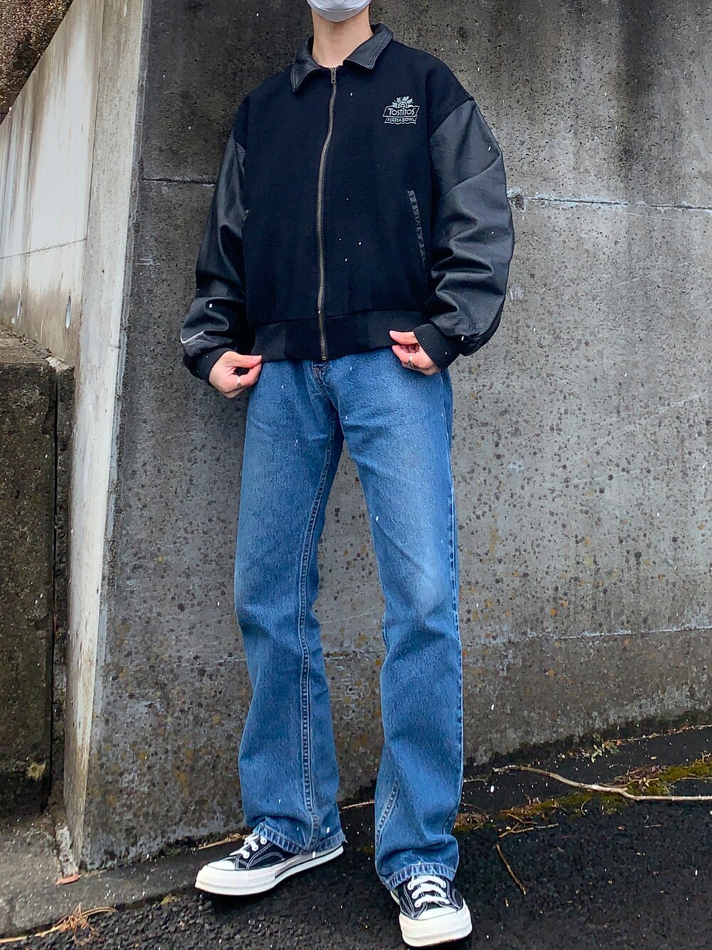 「スタジャン、古着コーデ、古着MIX、古着好きな人と繋がりたい、シンプル、スニーカー、converse、リーバイス、おしゃれさんと繋がりたい、古着、ブラック、デニムパンツ、ストリート、休日コーデ、春コーデ」｜「古着のアイテム（スタジャン、ブラック系）」を使った、kazuya.さん（メンズ・174cm）の冬コーディネートの2枚目の写真