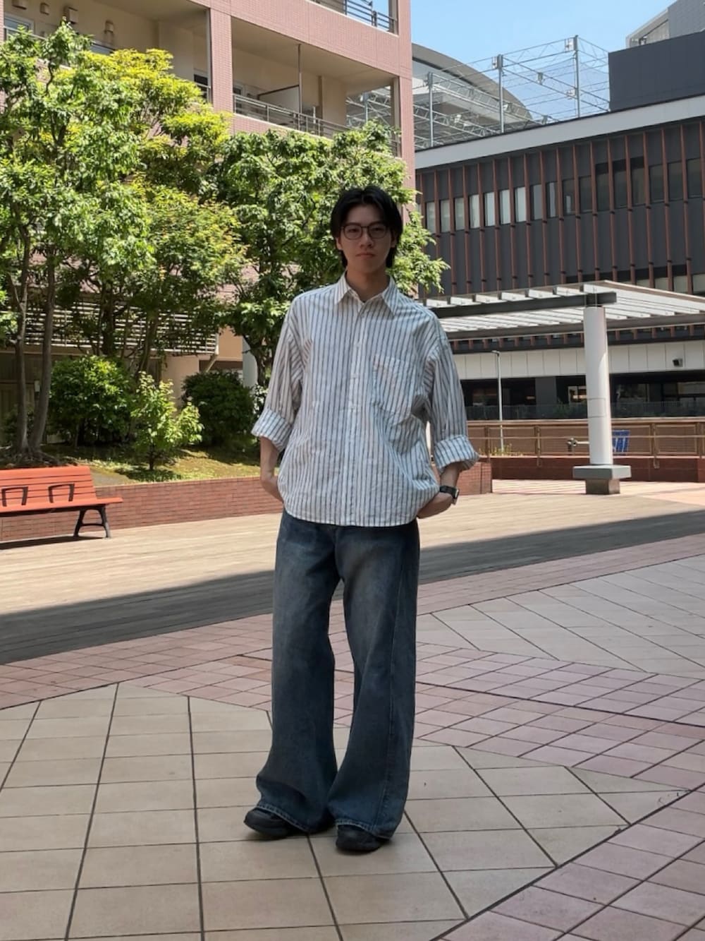 ブルー系のシャツ/ブラウス、ブルー系のデニムパンツ、ブラック系のスニーカーを着用したメンズの春コーディネートの2枚目の写真