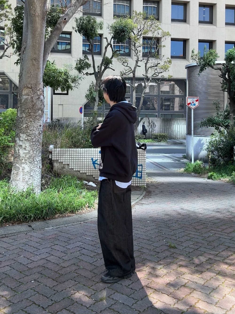 ブラック系のパーカー、ブルー系のシャツ/ブラウス、ブラック系のデニムパンツを着用したメンズの春コーディネートの3枚目の写真