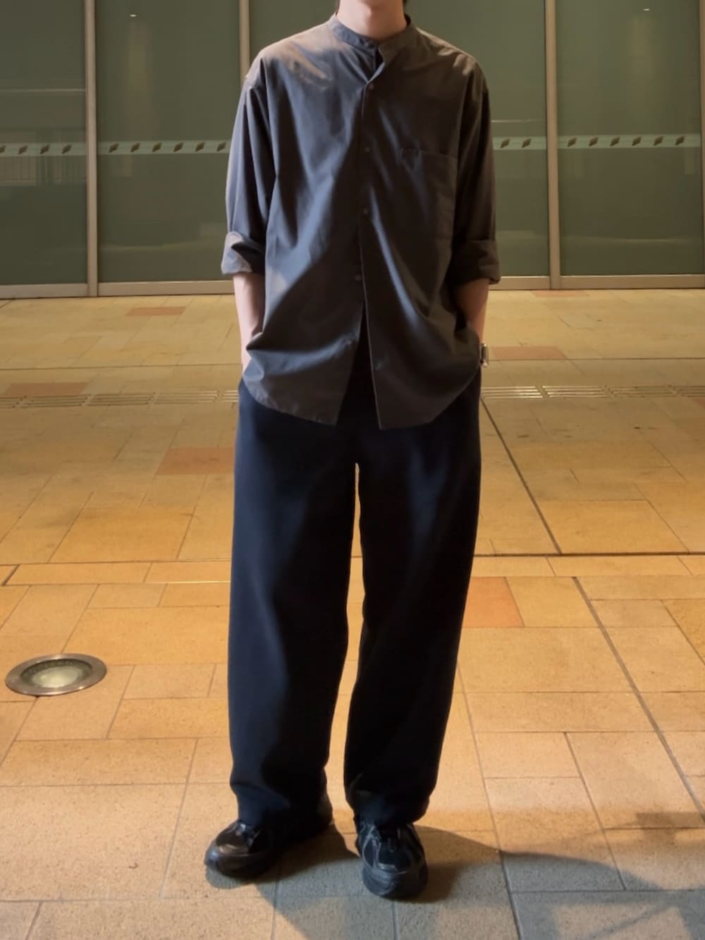 グレー系のシャツ/ブラウス、ブルー系のスウェットパンツ、ブラック系のスニーカーを着用したメンズの秋コーディネートの2枚目の写真