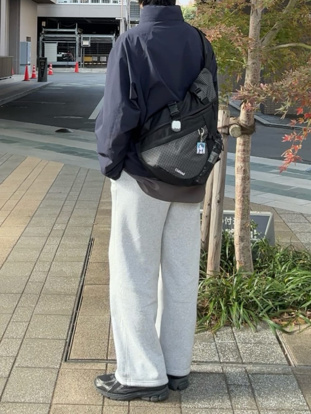 ブルー系のナイロンジャケット、ブラック系のボディバッグ/ウエストポーチ、グレー系のシャツ/ブラウスを着用したメンズの冬コーディネートの3枚目の写真